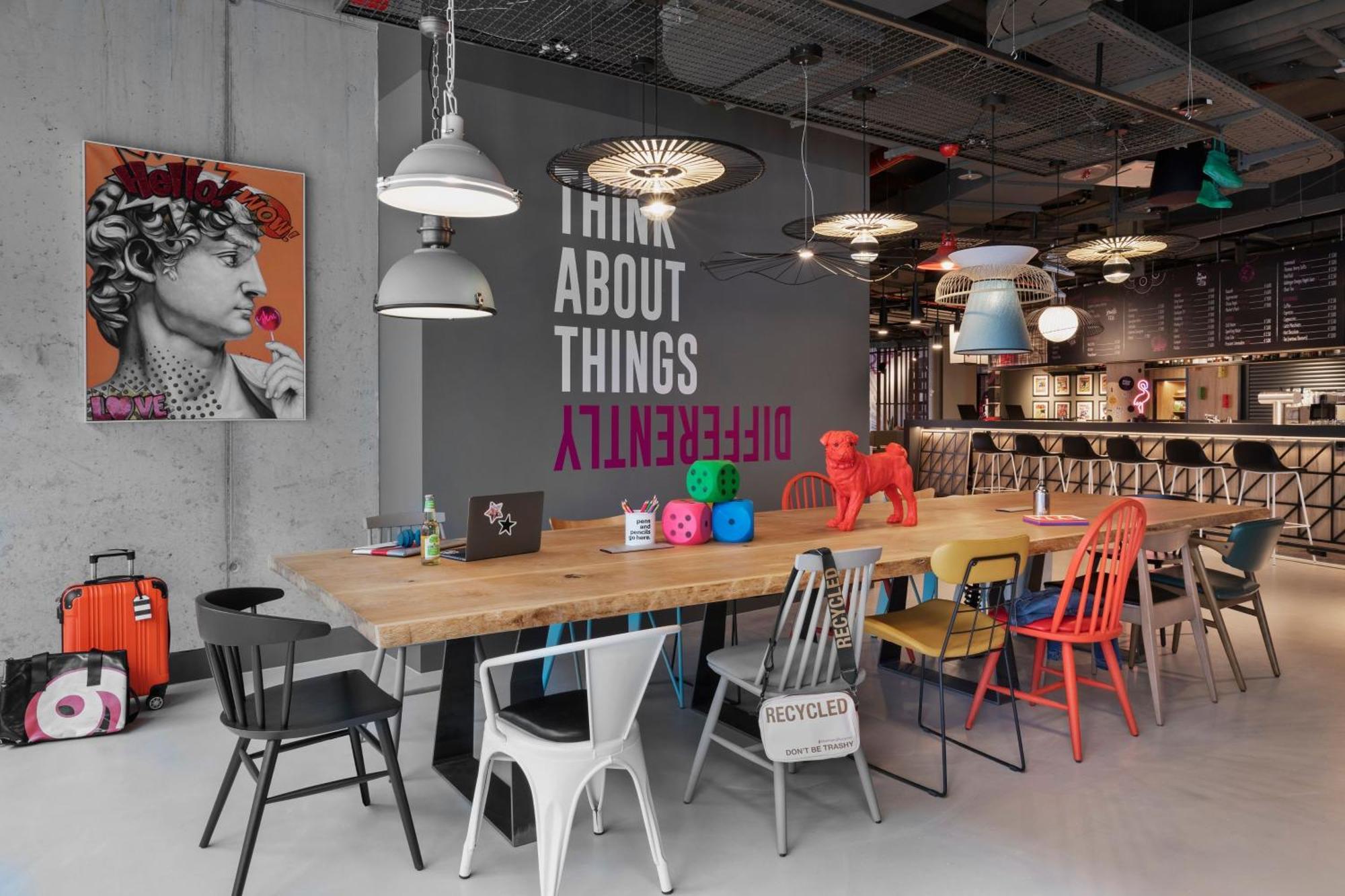 Moxy Duesseldorf City エクステリア 写真