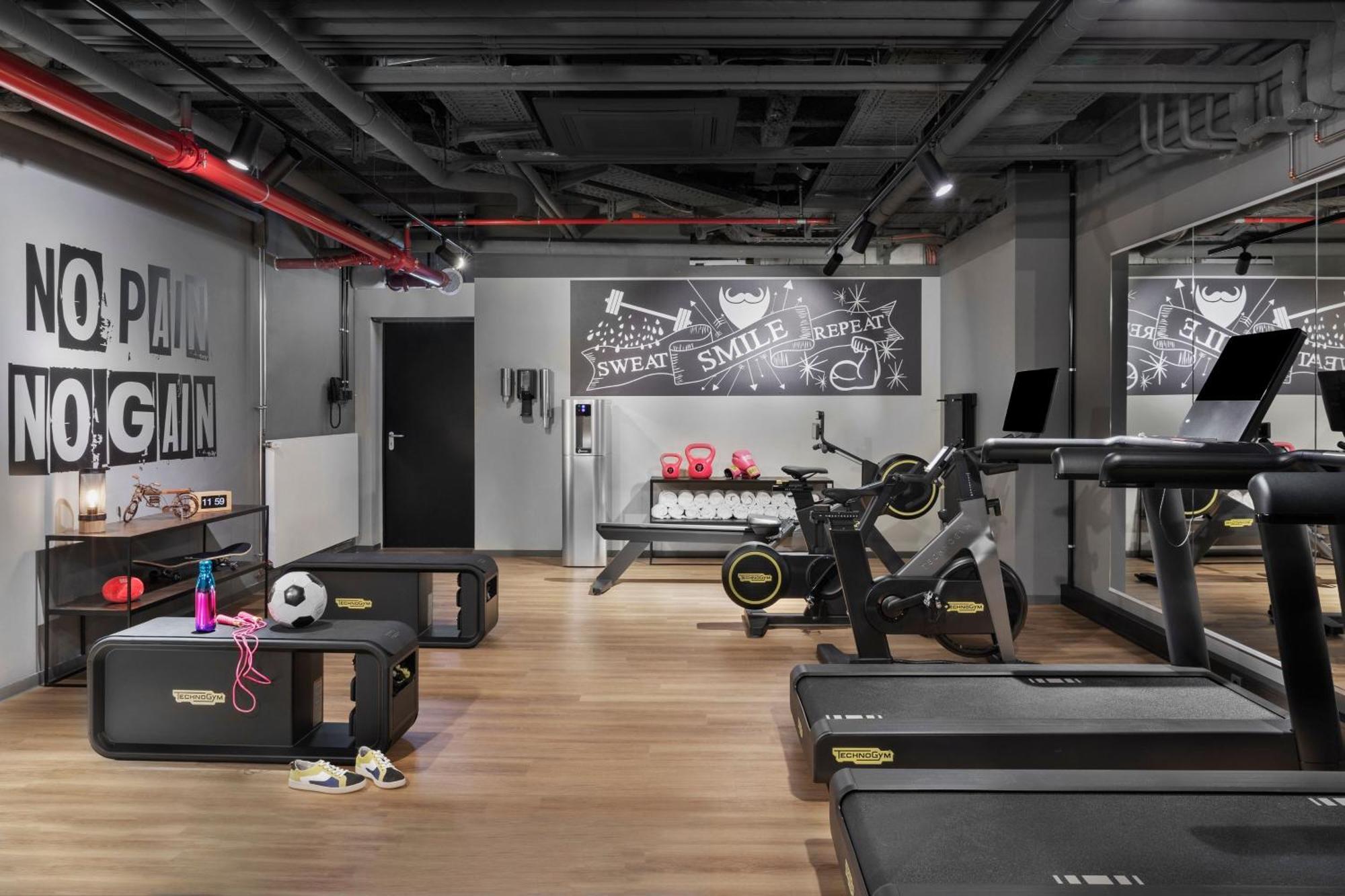 Moxy Duesseldorf City エクステリア 写真