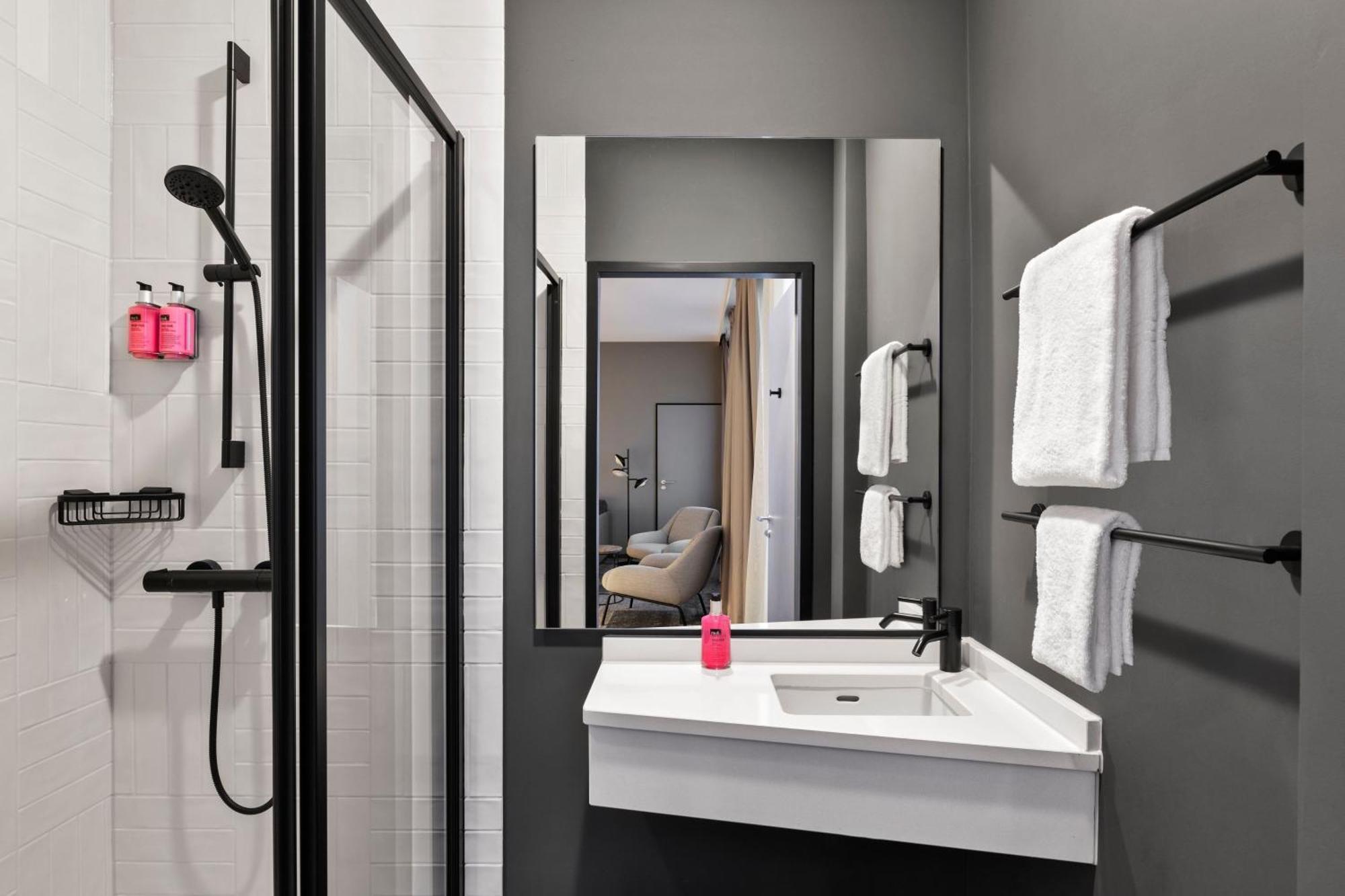 Moxy Duesseldorf City エクステリア 写真