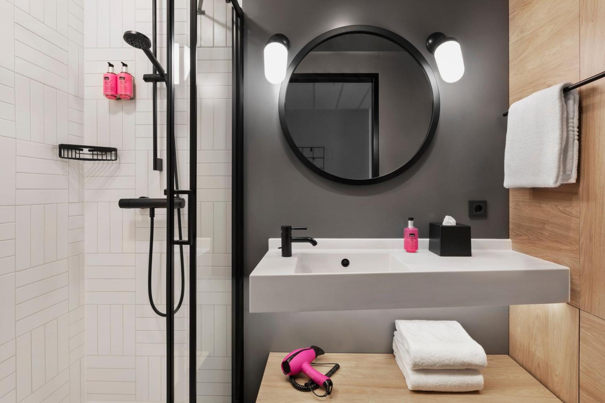 Moxy Duesseldorf City エクステリア 写真