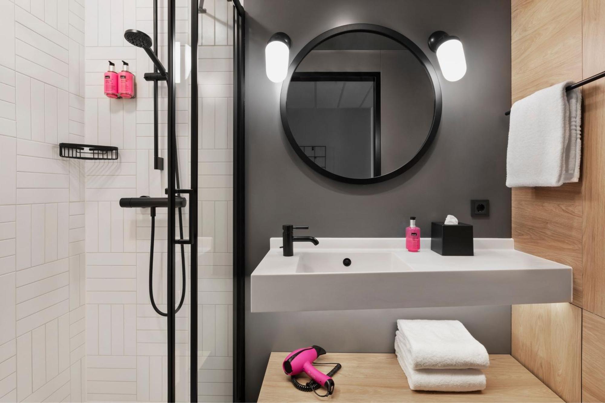 Moxy Duesseldorf City エクステリア 写真