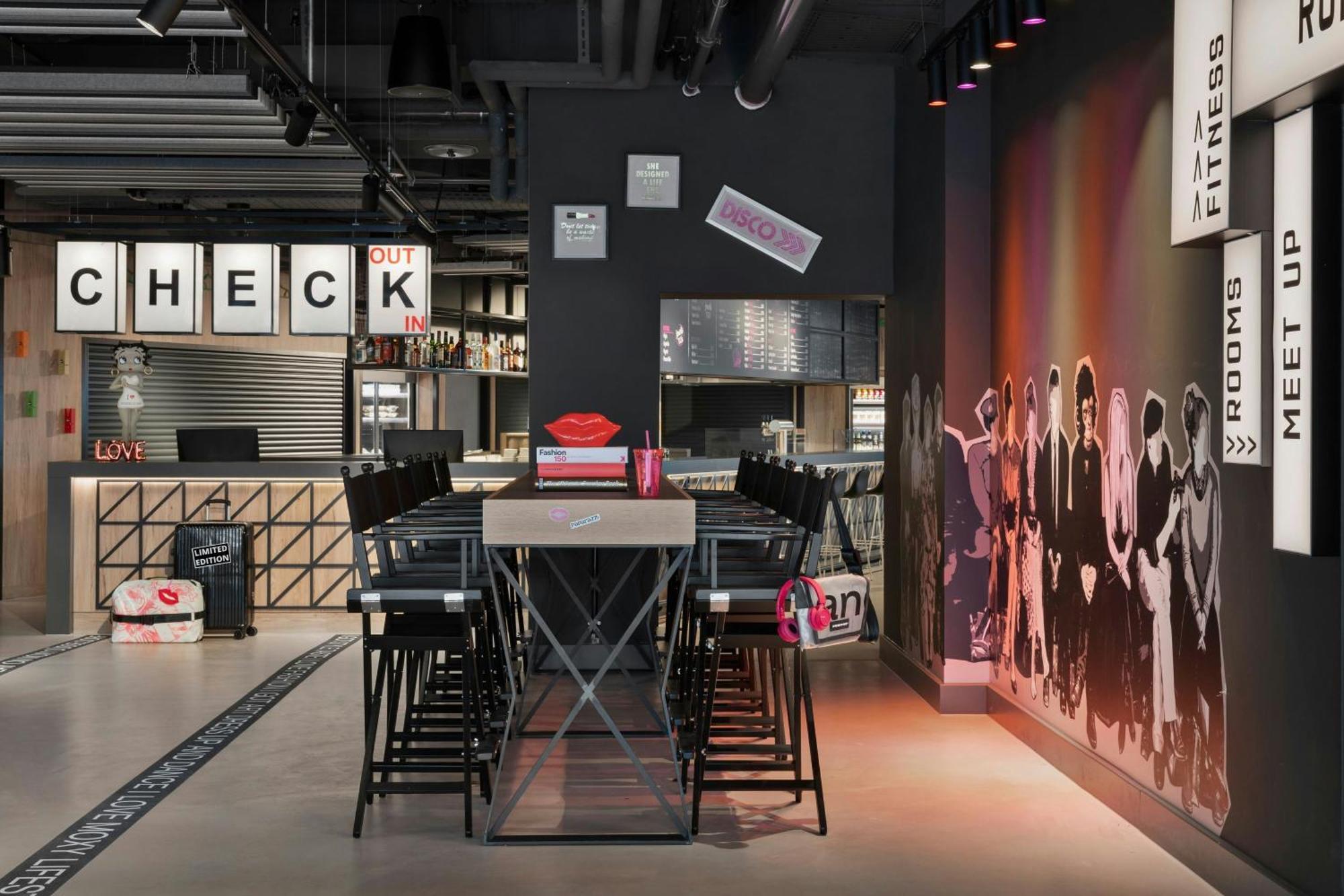 Moxy Duesseldorf City エクステリア 写真